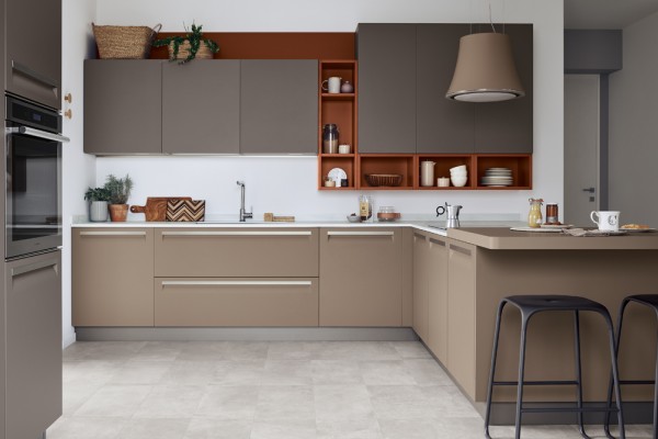 Minimal line offset by sumptuous colours.
An essential kitchen conceived in a variety of configurations and with ample scope for personalization that will encompass recherché, minimal, sumptuous or o